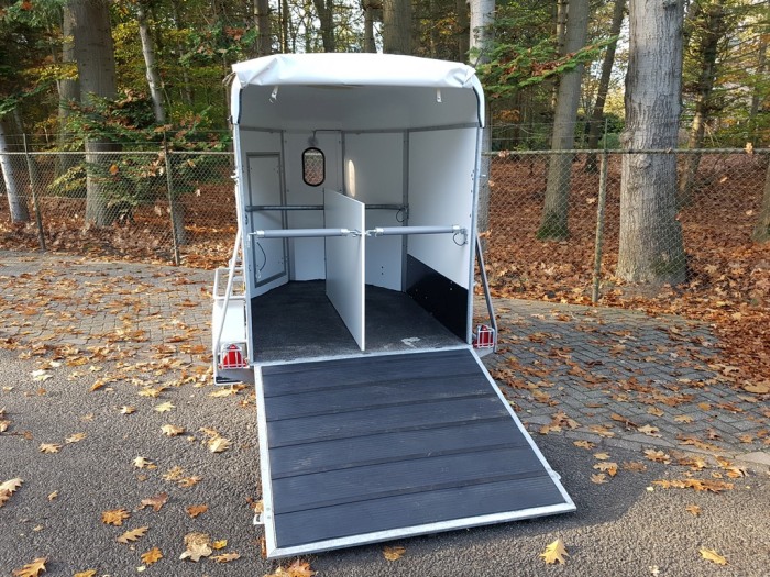 Enkelas-ponytrailer-met-koetsenframe