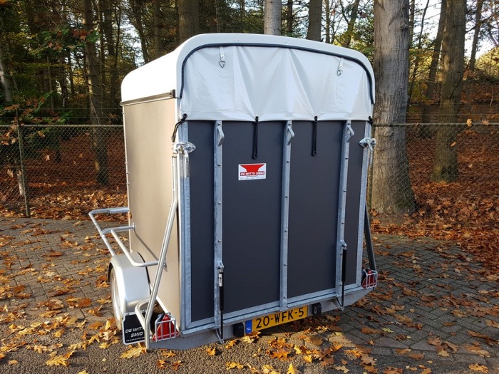 Enkelas-ponytrailer-met-koetsenframe