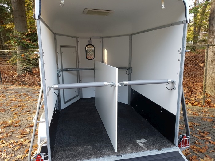 Enkelas-ponytrailer-met-koetsenframe