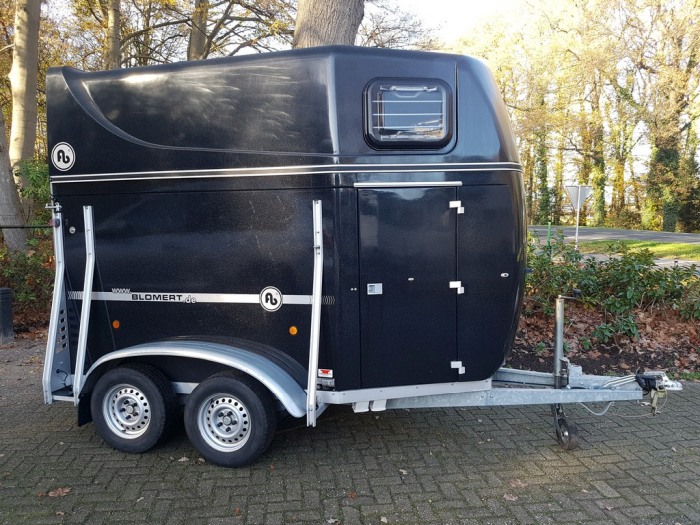 Blomert 2 paards polyester paardentrailer
