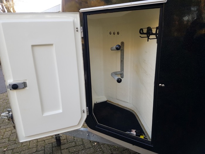 Blomert 2 paards polyester paardentrailer