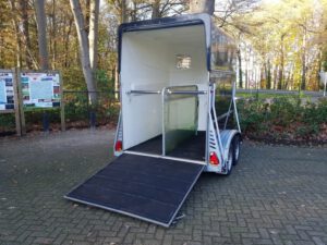 Blomert 2 paards polyester paardentrailer