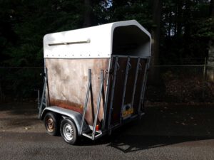 Hati 2 paards houten paardentrailer
