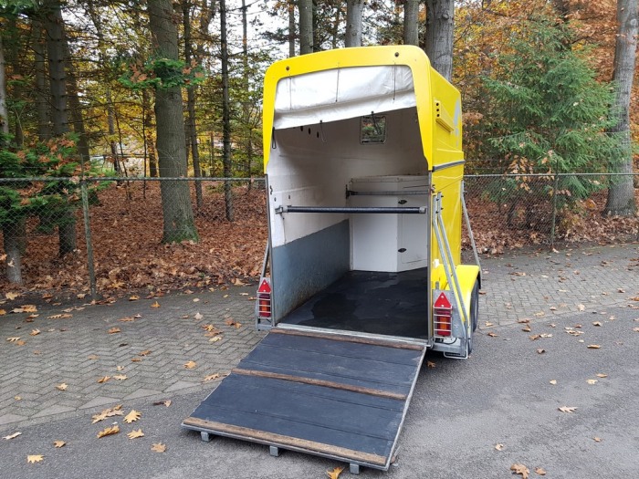 Paradiso 1,5 paards polyester paardentrailer
