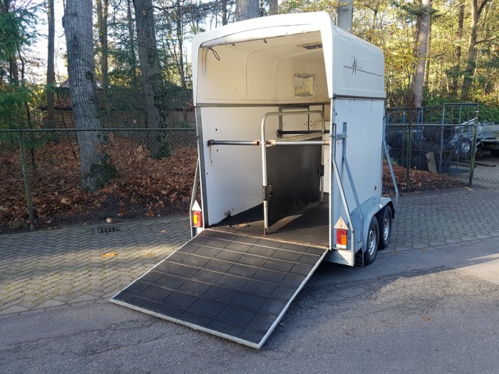 Weijer 2 paards paardentrailer met zadelkamer