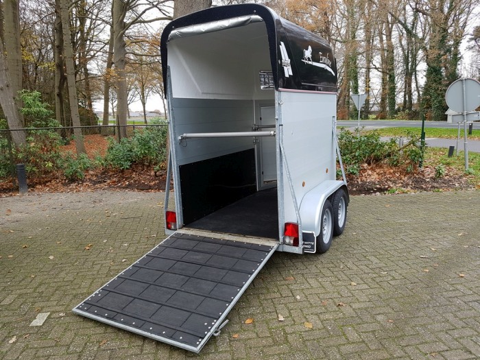 Henra Easyline 1,5 paards aluminium paardentrailer met zadelkamer