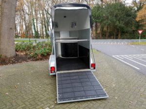 Henra Easyline 1,5 paards aluminium paardentrailer met zadelkamer