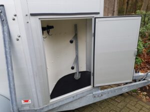 Henra Easyline 1,5 paards aluminium paardentrailer met zadelkamer