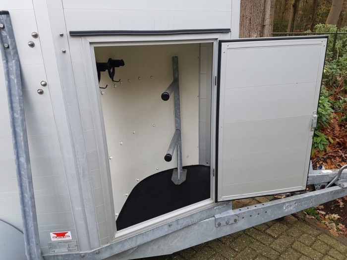 Henra Easyline 1,5 paards aluminium paardentrailer met zadelkamer