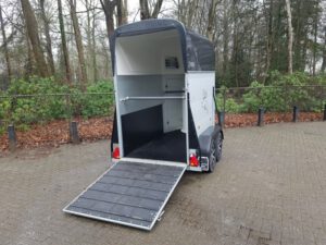 Henra aluminium 1,5 paards trailer met zadelkamer