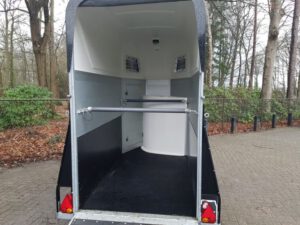 Henra aluminium 1,5 paards trailer met zadelkamer