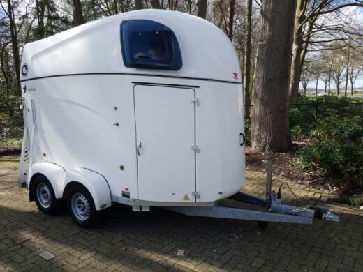 Blomert witte 2 paards polyester trailer met zadelkamer