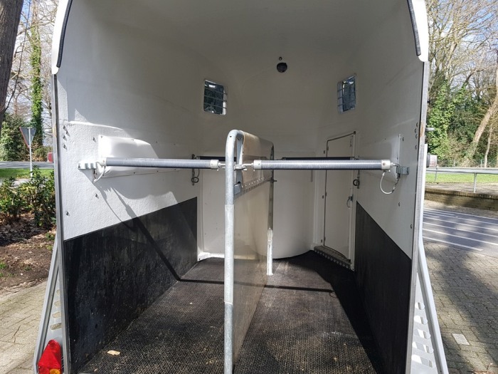 Blomert witte 2 paards polyester trailer met zadelkamer