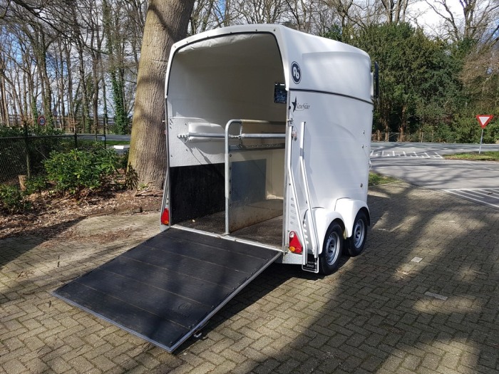 Blomert witte 2 paards polyester trailer met zadelkamer