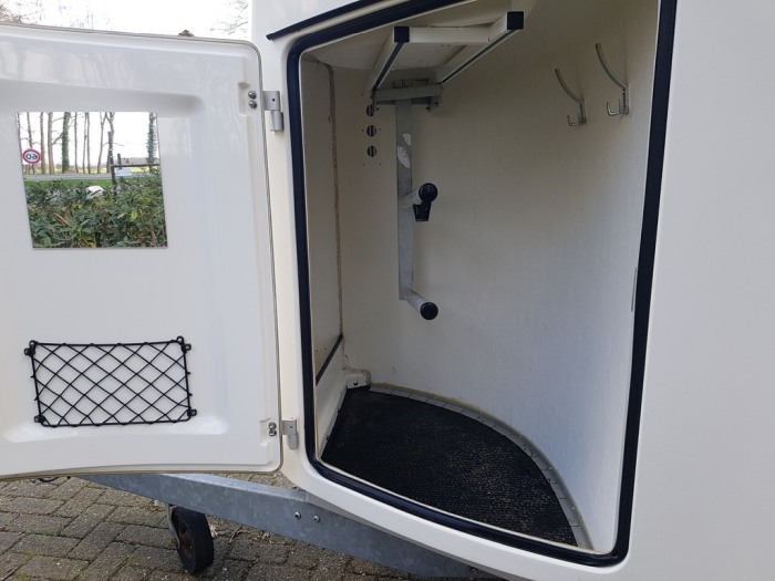 Blomert witte 2 paards polyester trailer met zadelkamer