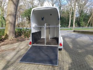 Blomert witte 2 paards polyester trailer met zadelkamer