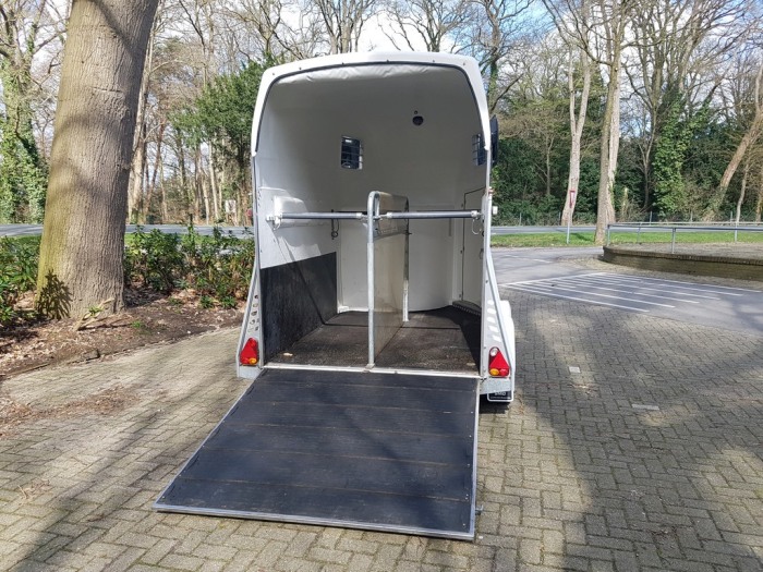Blomert witte 2 paards polyester trailer met zadelkamer