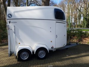Blomert witte 2 paards polyester trailer met zadelkamer