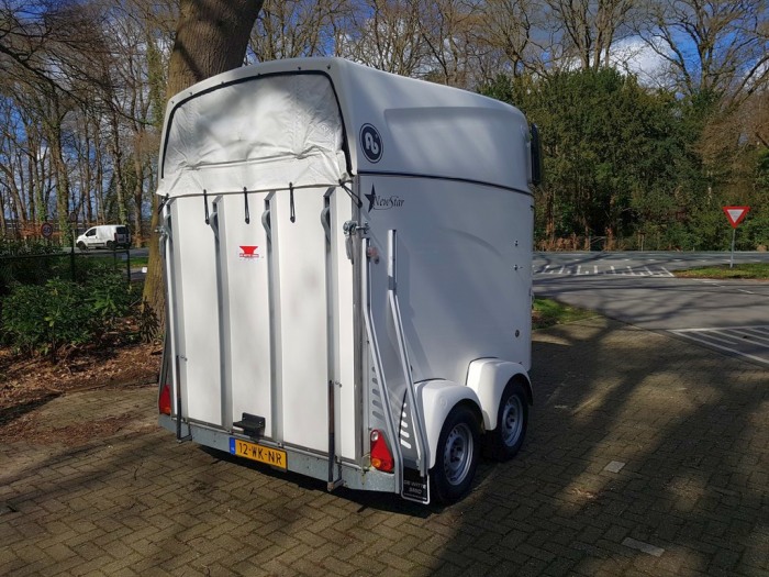 Blomert witte 2 paards polyester trailer met zadelkamer