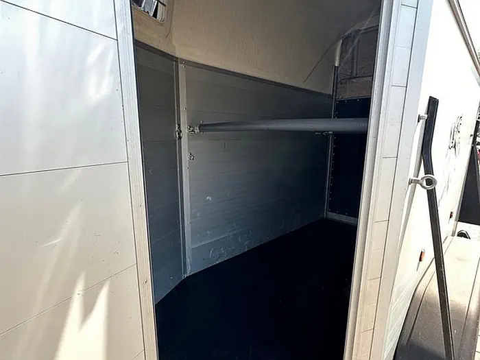 Henra 1,5 paards aluminium trailer