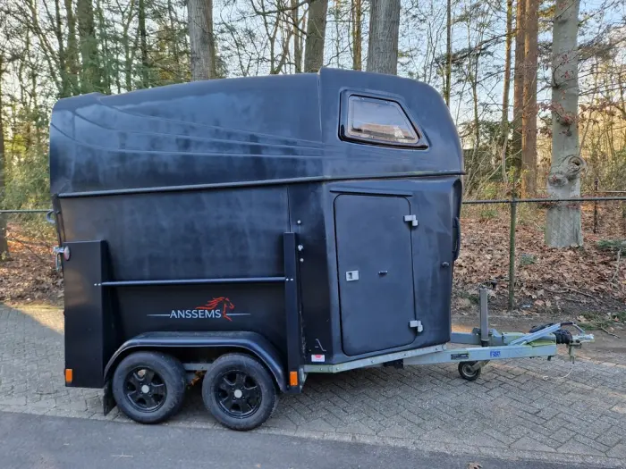 Polyester Anssems Excelente 2 paards trailer met zadelkamer