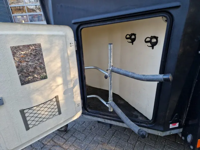 Polyester Anssems Excelente 2 paards trailer met zadelkamer