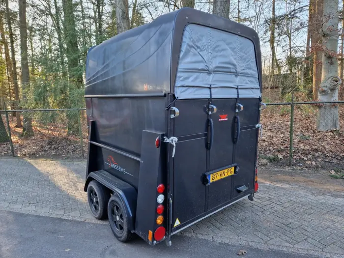 Polyester Anssems Excelente 2 paards trailer met zadelkamer