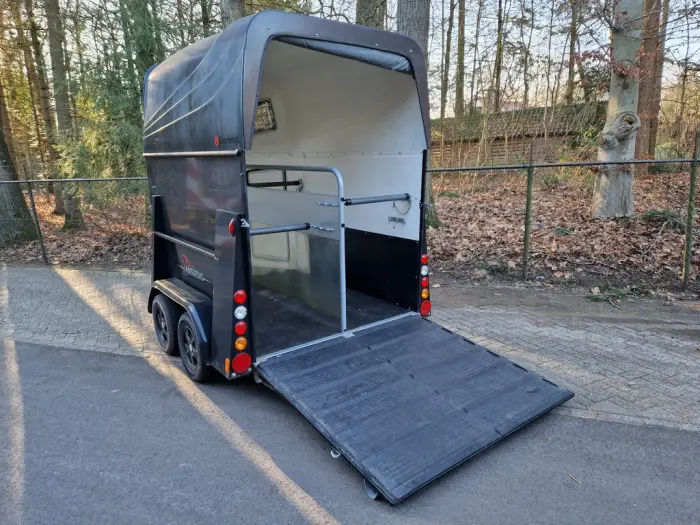 Polyester Anssems Excelente 2 paards trailer met zadelkamer