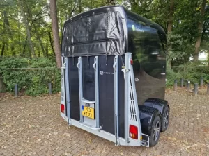 Bucker Careliner type M, 2 paards trailer met zadelkamer