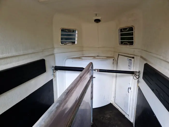 2 paards Bockmann Comfort 2 paards polyester trailer met zadelkamer